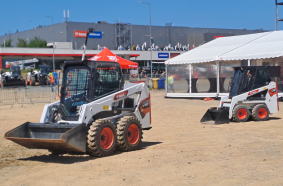 Die Kompaktlader Bobcat S450 und S70 stellen auf dem Vorführgelände ihre Wendigkeit unter Beweis