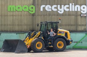 Judith Maag, Geschäftsführerin der Maag Recycling AG, mit ihrem neuen WA170M-11