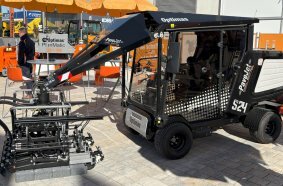 Sie stand im Mittelpunkt und war auch durch Ihre Optik ein Hingucker. Die Optimas Pflasterverlegemaschine PaveJet S24.