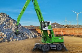 Der doppelt grüne SENNEBOGEN 830 G aus CO2-reduziertem Stahl ist ein gemeinschaftliches Dekarbonisierungs-Projekt der SENNEBOGEN Maschinenfabrik und dem Stahlproduzenten Salzgitter AG.