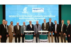 Unterzeichnung in Turin, Italien: Khalil Muri (6. v.l.), Managing Director u. Group CEO von PETRONAS Lubricants International, und Dr. Steffen Haack (7. v.l.), CEO Bosch Rexroth AG