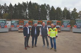 Inhaber Georg Rappl (2.v.l.) mit Markus Bühl (Vertriebsleiter, Wirtgen Deutschland, links), Thomas Weber (Beratung und Verkauf ROAD, Wirtgen Deutschland, 3.v.l.) und Thomas Brosy (Leiter Vertrieb Zentraleuropa, rechts) während der Maschinenübergabe bei der Hamm AG in Tirschenreuth.