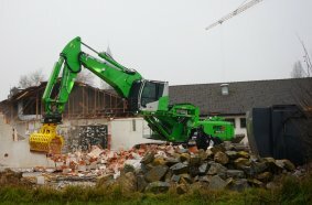 Mit der serienmäßig hochfahrbaren Maxcab hat man bei jeder Abbruchtätigkeit den idealen Überblick über den Arbeitsbereich.