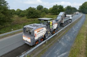 Die neue Wirtgen Großfräse W 220XFi zeigte auf der K20 zwischen Troisdorf und Lohmar hohe Fräsleistung bei gleichzeitig geringem CO₂ Ausstoß.
