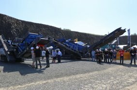 Im Zentrum des Messestandes der Wirtgen Group steht die neue MOBIREX MR 130 EVO von Kleemann, während die Experten zum persönlichen Austausch vor Ort sind.