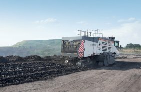 Der Surface Miner 220 SM(i) im Betrieb beim Kohleabbau mit dem Windrow-Verfahren.