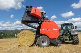 KUHN VB 7100: erste Rundballenpressen mit Ballenwaage auf der Ballenrollbahn