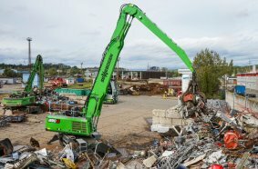 Der SENNEBOGEN 830 G bewährt sich im Schrottplatzbetrieb durch seine robuste Bauweise und hohe Leistungsfähigkeit.