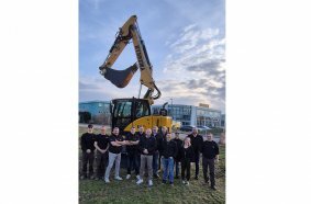Das gesamte Vertriebsteam von HYDREMA freut sich auf ereignisreiche Tage. In die Mitte genommen, der neue Regionalleiter, Torsten Kröckel (vordere Reihe 4. von rechts)
