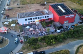 Das Festival-Gelände rund um die deutsche Manitou-Niederlassung aus der Vogelperspektive.