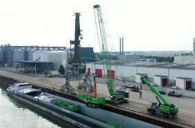 Sicher verladen: Mithilfe eines Tandem-Hubs werden die Maschinen präzise auf das Binnen-schiff gehoben.