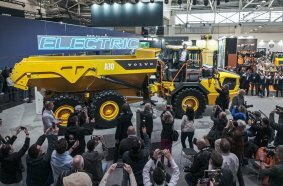 Volvo CE zeigt auf der Bauma 2025 den ersten elektrischen Dumper der Welt – im Rahmen eines komplett emissionsfreien Messeportfolios