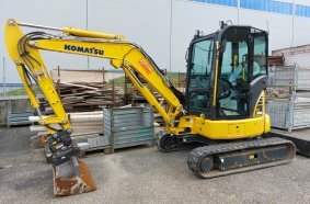 Der neue Komatsu PC38MR-5 im Betriebshof der M+F Bau in Mühlacker – kompakt, kraftvoll und vielseitig einsetzbar.