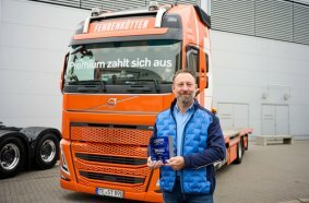 Christoph Fitz, Director New Vehicle Sales und Geschäftsführer der Volvo Trucks Vertriebs GmbH in Deutschland, nahm den Preis im Rahmen der IAA Transportation 2024 entgegen.