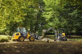 Eine mittlerweile breite Palette von fünf kompakten elektrischen Kompaktmaschinen (drei Bagger und zwei Radlader) steht den Kunden der Swecon Baumaschinen GmbH zur Verfügung. Die Einsatzbereiche sind vielfältig und reichen von kommunalen Fuhrparks, Garten- und Landschaftsbaubetrieben, Landwirtschaft und Recycling bis hin zu traditionellen Bauunternehmen.