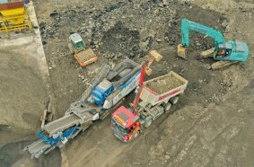 Der neue Kompaktbrecher MOBIREX MR 100i NEO von Kleemann kommt sehr gut mit gemischtem und klebrigem Aufgabematerial zurecht.