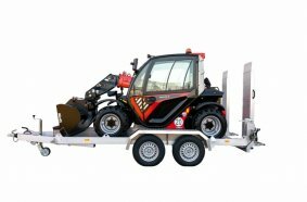 Der passende Anhänger zum kompakten Manitou ULM 412 macht die Maschine jetzt noch mobiler