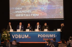 Klartext: Auf der hochkarätig besetzten Podiumsdiskussion zu Beginn des VDBUM Großseminars (hier 2025) werden aktuelle Branchenherausforderungen aus verschiedenen Blickwinkeln dargestellt. Die Diskussionen sind stets konträr, aber fair.