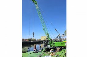 Der neue SENNEBOGEN 630 E des WSA Spree-Havel ist fest auf einem Ponton verzurrt und wird als Schwimmgreifer auf der Wasserstraße eingesetzt.