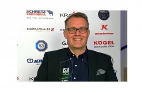 Geschäftsführer Peter Ström nimmt den VR Award für Umwelt entgegen