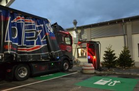 Daimler Truck baut halböffentliches Ladenetzwerk für Lkw auf – erste Pilotkunden erfolgreich gestartet