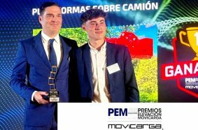 Bert Wiegel (l.) vom spanischen RUTHMANN Sales & Service Parnter AMCO Machinery Consulting nimmt den MOVICARGA Award 2025 für die Beste Lkw-Arbeitsbühne RUTHMANN STEIGER® T 1000 HF freudig entgegen.