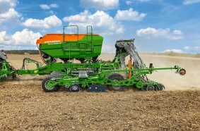 Die Cirrus 8004-2C Grand vereint Flexibilität, Präzision und Schlagkraft in einer Maschine – abgestimmt auf die Anforderungen der modernen Landwirtschaft.