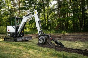 Bobcat stellt eine neue Generation leistungsstarker Grabenfräsen vor, die für maximale Zuverlässigkeit, Langlebigkeit und Effizienz konzipiert wurden. Erstmals sind diese Anbaugeräte auch für den Einsatz mit Bobcat-Minibaggern verfügbar. Die neuen Grabenfräsen entfernen das Aushubmaterial nicht nur effizient, sondern zerkleinern es gleichzeitig fein.