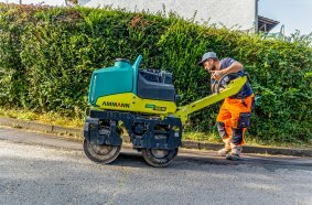 Die lenkbare Duplexwalze ARW 65-S von Ammann lässt sich mühelos manövrieren – auch in Hanglage.  