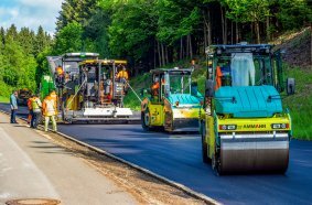 Der Walzen-Verband rollt. Der Kettenfertiger ABG 8820 gibt bei der Sanierung der B16 das Tempo vor. Die ARX90 und ARP 75 Walzen folgen und liefern durch den Einsatz mit QMachines Verdichtungskontrolle ein perfektes Ergebnis.