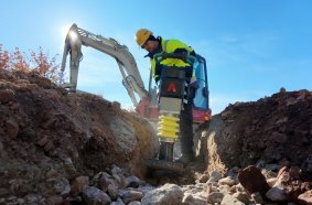Der mobile und kraftvolle Verdichter der Premiumklasse ATR 59 zeigt in beengten Einsatzbereichen, wie Gräben, sein ganzes Potential.