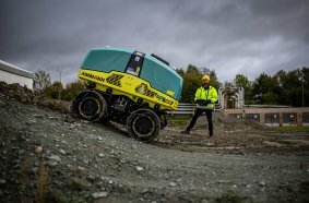 Der leistungsstarke Kletterer erreicht mit seinem Allrad mühelos eine Steigfähigkeit von 30 %, hält dabei eine seitliche Stabilität von 25 %.