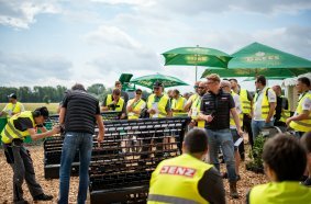 Martin Ebmeyer (Leiter Konstruktion) erklärt den neuen Siebkorb mit Lamellen
