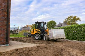 Ein Highlight auf dem Bauma-Stand der Schäffer Maschinenfabrik: Der Kompakt-Radlader 2430-2 bringt ideale Voraussetzungen für den wirtschaftlichen Einsatz im GaLaBau mit.
