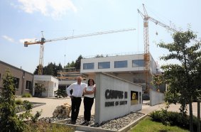 Angelika und Matthias Müller von der Arbeitssicherheit und Technik GmbH in Blaustein stellen auf der bauma 2022 ihr prämiertes Ausbildungszentrum „Campus M“ vor.