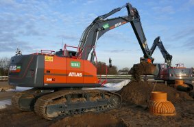 Der 26-t ATLAS 260 LC arbeitet schnell und genau bei der Erschließung eines neuen Gewerbegebietes bei Hamburg.