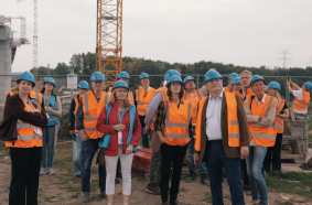 Fachjournalistinnen und -journalisten beim Fachpresse-Rundgang der NordBau 2025, organisiert in Kooperation mit LECTURA, vertreten durch Iva Thiel. Auf der Baustelle der Rader Hochbrücke informierten sie sich direkt bei den Bauverantwortlichen über den Fortschritt und die Herausforderungen des Projekts.