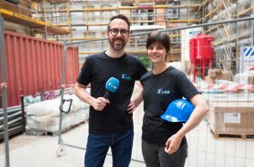 Sandra May und Wulf Bickenbach moderieren die neue Staffel “Baustelle Zukunft” direkt von der Baustelle 