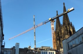 Geschafft! Der 340 EC-B 16 von BKL steht mit gut 60 Meter Hakenhöhe und fast 80 Meter Ausladung vor dem Kölner Dom.