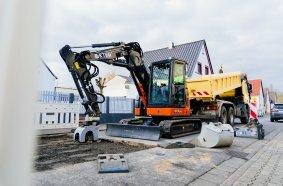 Ist der KTEG 63US-6 mit der KTEG P-Line ausgestattet werden, zeigt er, dank perfektem Zusammenspiel von Rotationsschnellwechsler, Anbaugeräten und Assistenzsystemen, wie wahre Effektivität auf der Baustelle aussehen kann.