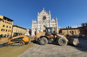 CASE Maschinen präparieren das Spielfeld für historisches Fußballspiel in Florenz