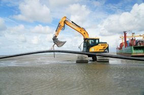 Im Wattenmeer vor Dagebüll setzt Christoffers aus Wiefelstede den Hyundai- Kettenbagger HX140A bei der Herstellung von 6 Horizontalbohrungen bis zu einer Länge von 960 m ein.