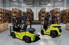 Die Crossover Modelle kombinieren die Vorteile umweltfreundlicher elektrischer Gabelstapler mit der Vielseitigkeit und Robustheit traditioneller Diesel- und Treibgasstapler