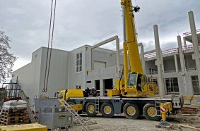Grove GMK5150L von HABAU auf einer Baustelle in Österreich beim Einheben von Stützen, Trägern sowie Wand- und Deckenelementen im Jahr 2020.