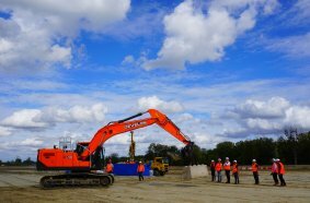 Gefahr erkannt: An der Präsentation des Sicherheitssystems E-Stop am DEVELON- Raupenbagger DX230LC-9, die der französische Berufsverband OPPBTP veranstaltet hat, nahmen Vertreter der großen Bauunternehmen sowie Behördenvertreter teil.