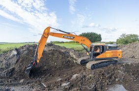 Der DX250LCE-7 erweitert das elektrische Portfolio von DEVELON um das Segment der mittelgroßen Raupenbagger für anspruchsvolle Erdbewegungs- und Bauanwendungen.