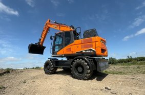 Der DEVELON-Mobilbagger DX160WE–7K bietet exzellente Stabilität für maximale Sicherheit in allen Situationen.