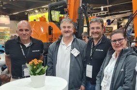 Marc Glesius, Regionalmanager DACH, DEVELON Europa,
Bernhard Golm, Leitung Dienstleistung LOGEX System
GmbH, Andreas M. Lohner Geschä6sführer Deutschland,
Vertriebsleiter DACH & Osteuropa von DEVELON Europa,
und Daniela Gretzschel, Zentraleinkauf der LOGEX System
GmbH (v.l.n.r.)