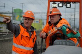 Polier Jürgen Franzen und René Neujahr, Bediener bei der Rhomberg Sersa Rail Group klären die einzelnen Arbeitsschritte.