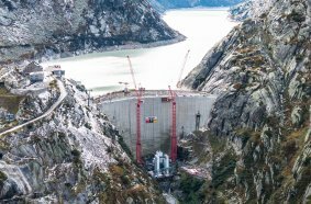 Die fertige neue Staumauer Ende September 2024, kurz vor der Demon-tage des ersten WOLFF Krans.